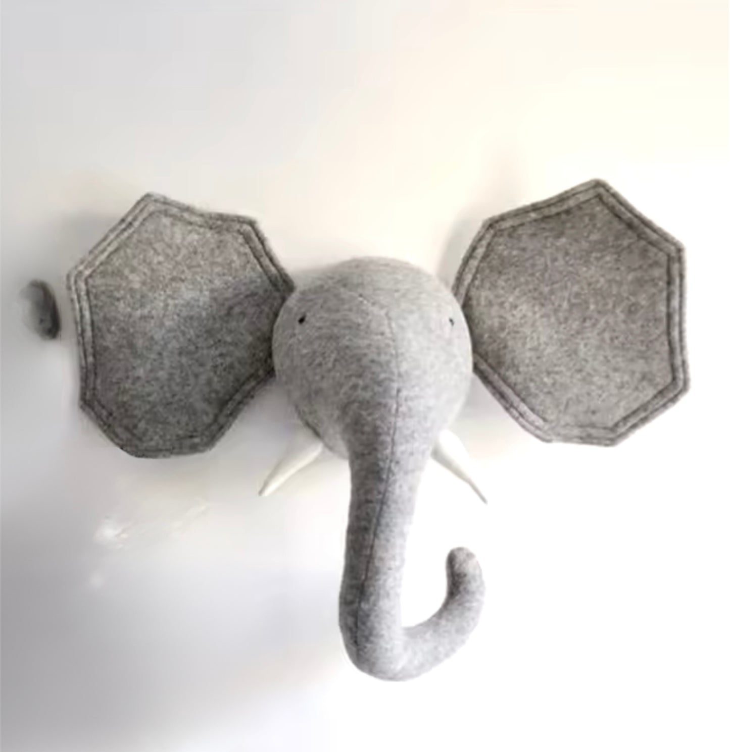 Cabeza colgante de elefante real